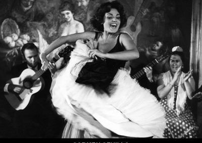 Carmen Sevilla bailando flamenco en Corral de la Morería